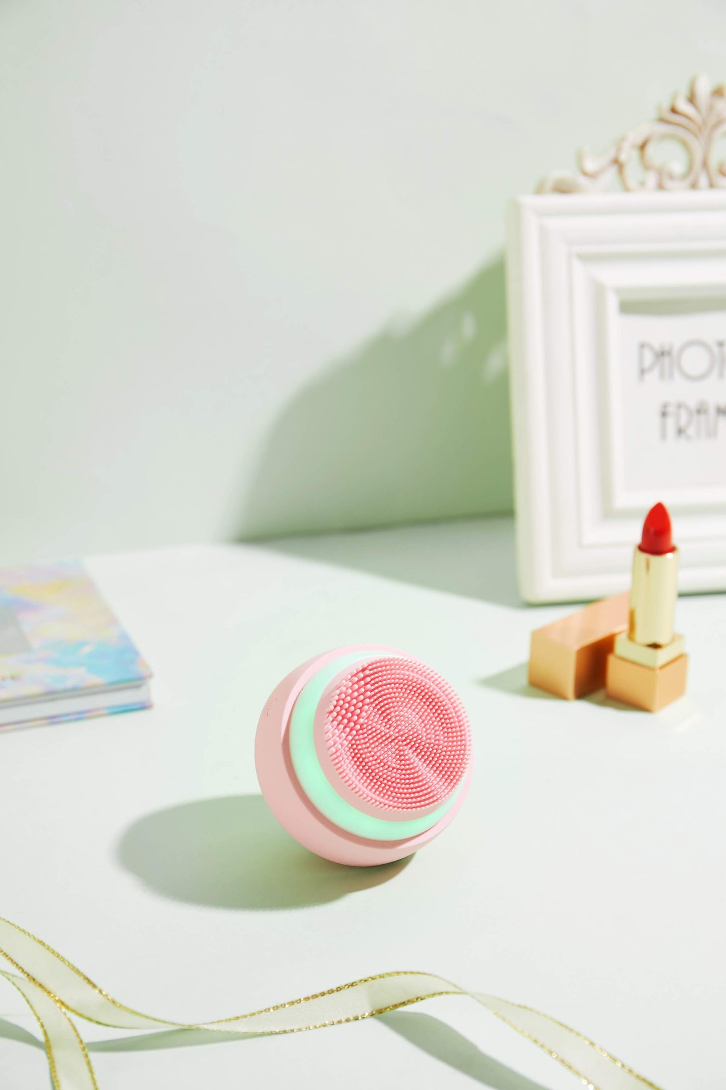 The L-Vision Sonic Facial Cleansing Device FLC952 is a electric sonic face cleansing brush designed for deep facial cleansing, exfoliation, and light massage.